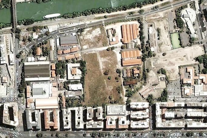 Construction site satellite monitoring