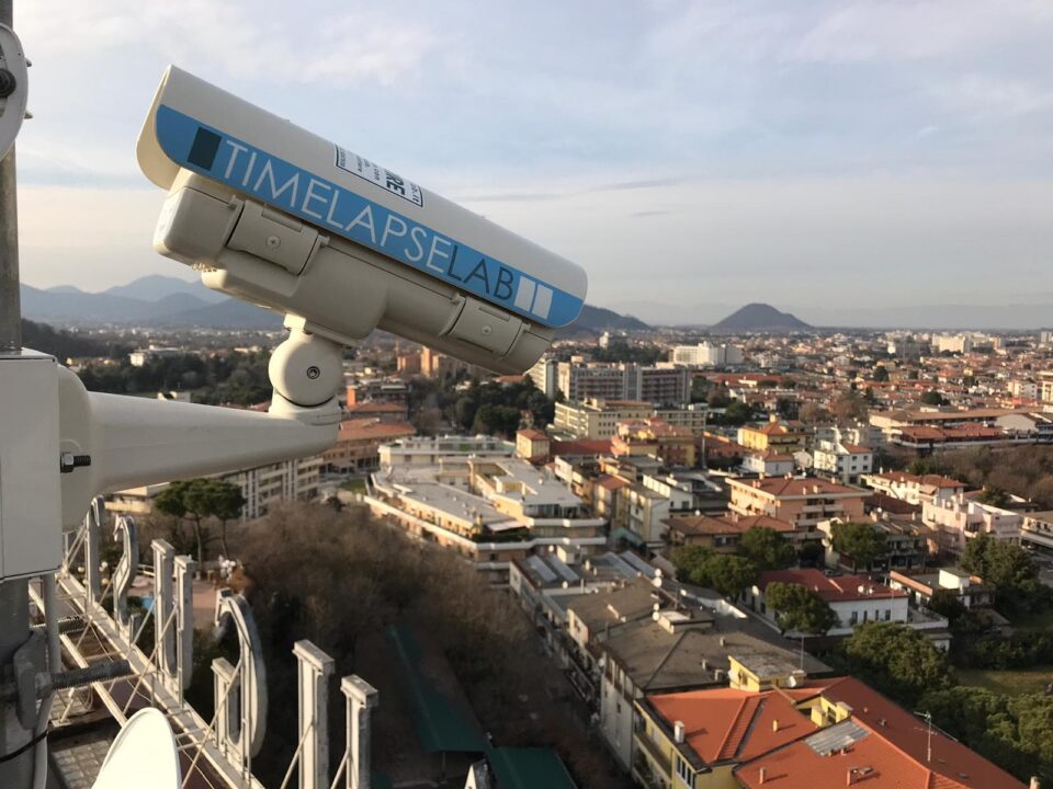 telecamera Timelapselab posizionata in alto, a filmare un cantiere