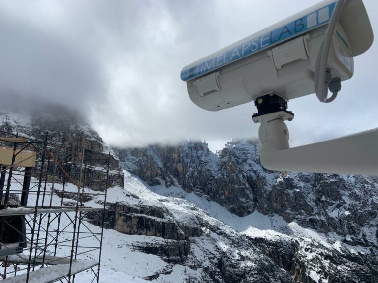 telecamera TimelapseLab che punta su un cantiere in mezzo alle montagne innevate