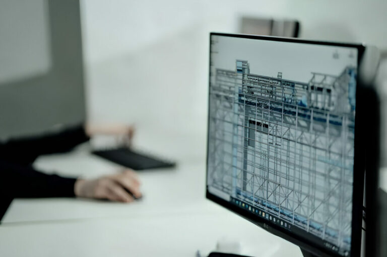Foto di un pc con l'immagine di un progetto edile sullo schermo