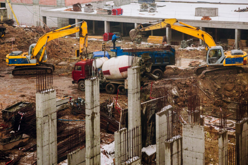 immagini di gru in un cantiere