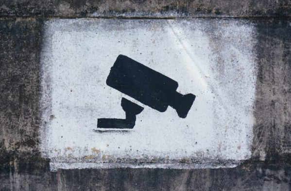 immagine che raffigura il disegno di una telecamera blu scura su sfondo bianco