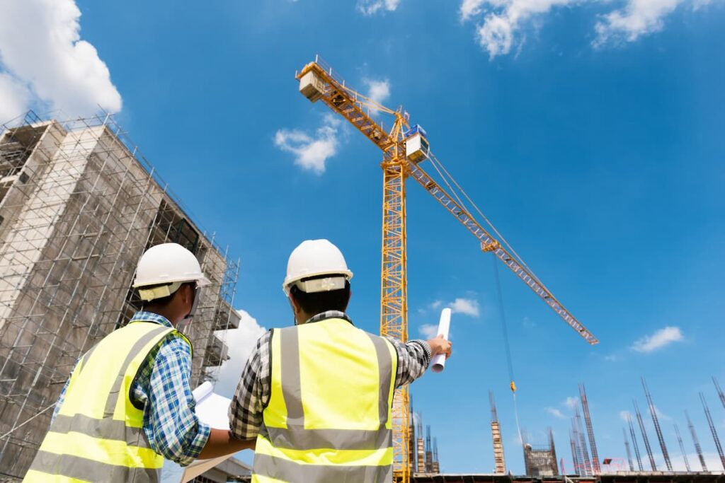 2 workers in a construction site wearing the right safaty equipment